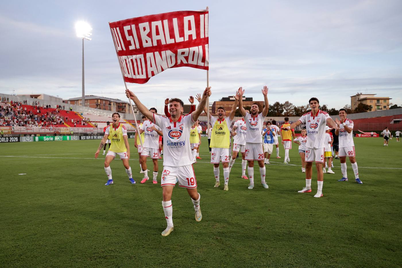 Il Palermo rallenta ad Avellino, il Mantova lo raggiunge in testa 